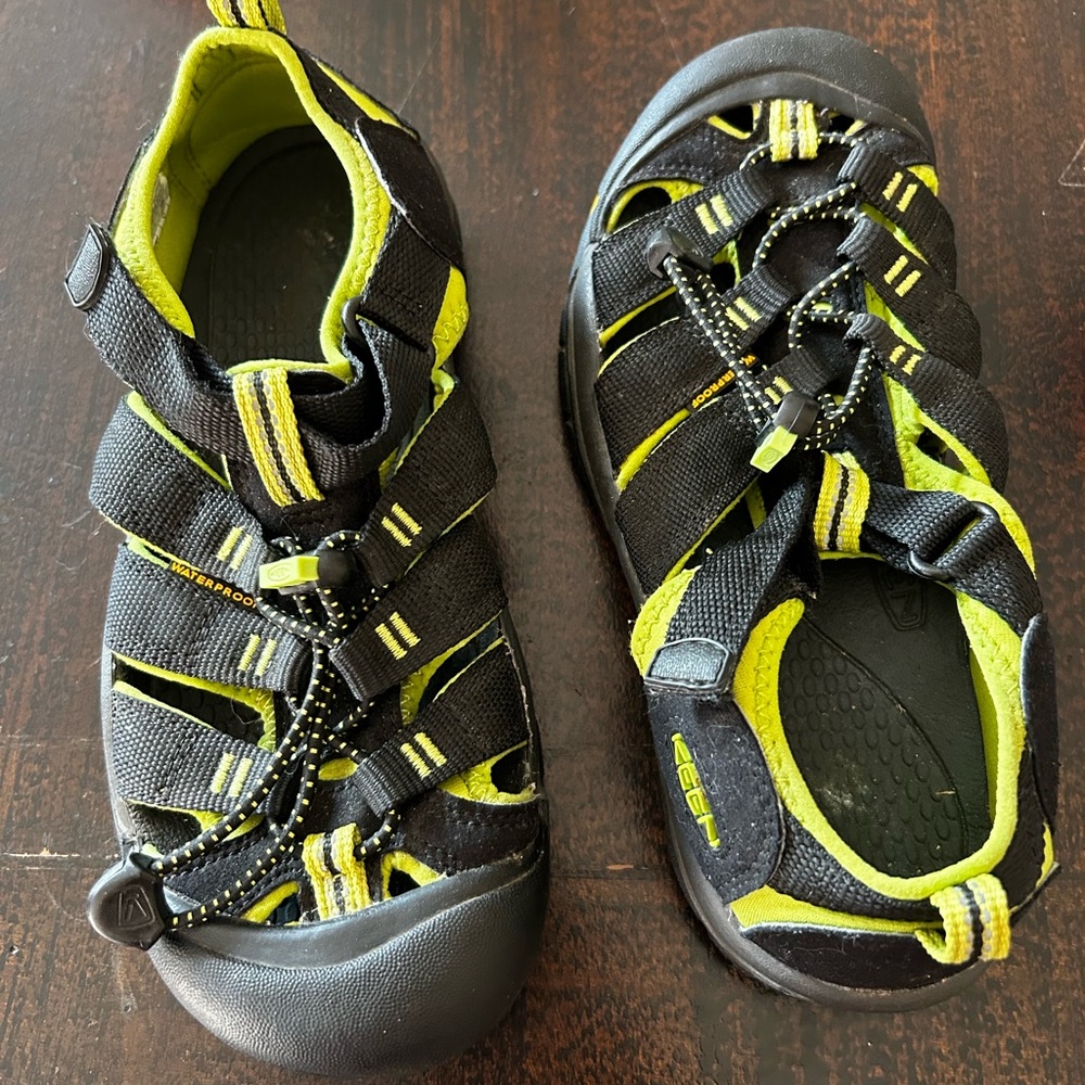 Keen Kids Black and Green Sandals